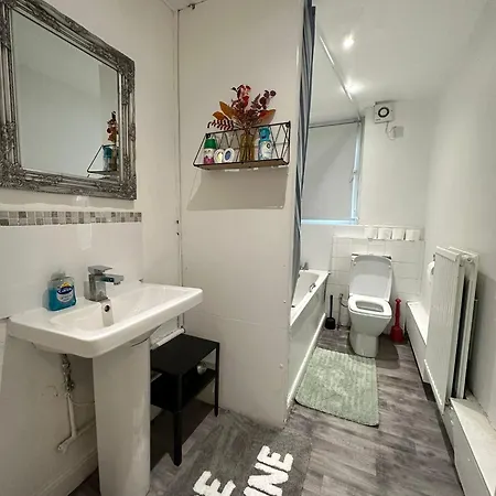 Lovely Spacious 2 Bedroom Flat In Bethnal Green, 3mins Away From Station Apartment