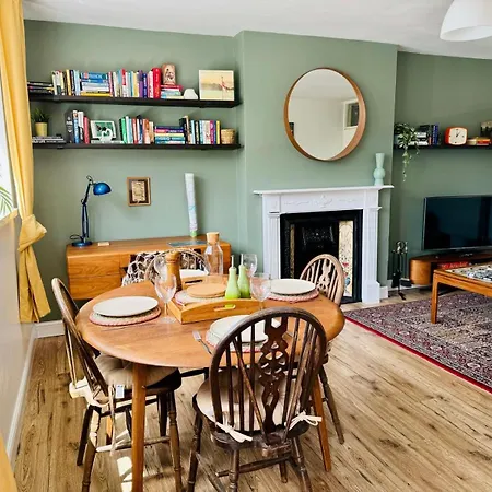 Modern Flat At Selden House