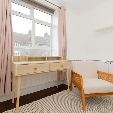 Apartment Lovely 3br Flat W Parking, 10min Homerton Station London