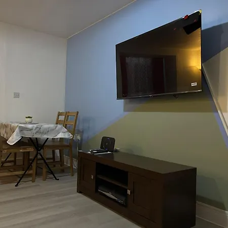 Crescent 2 Beds Apartment *