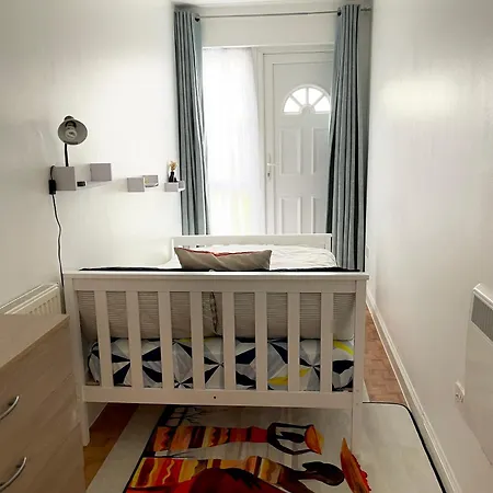 Crescent 2 Beds Apartment Goodmayes