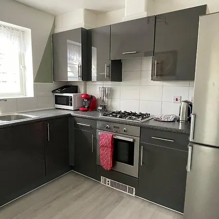 Crescent 2 Beds Apartment *