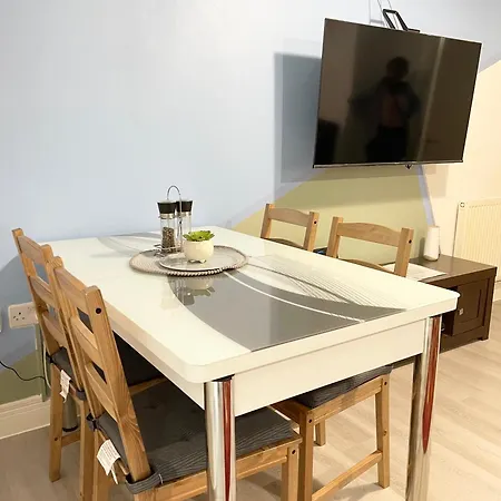 Crescent 2 Beds Apartment *