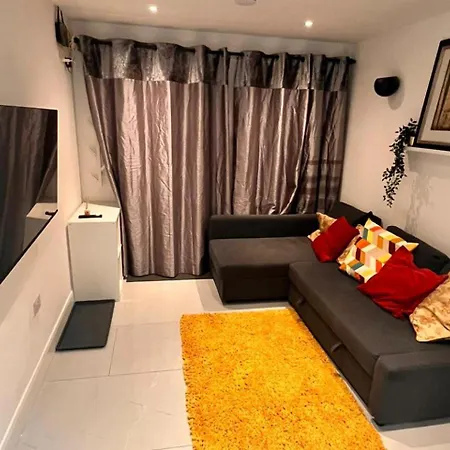 1bedhouse- London-sleeps 4- Close To Attractions London