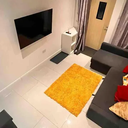 Holiday home 1bedhouse- London-sleeps 4- Close To Attractions