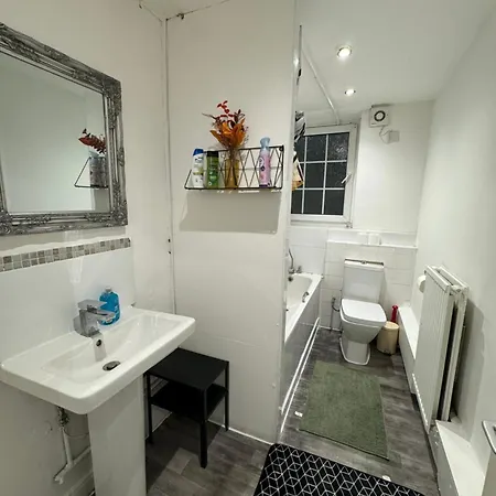 Lovely Spacious 2 Bedroom Flat In Bethnal Green, 3mins Away From Station Apartment *