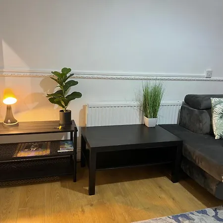 Lovely Spacious 2 Bedroom Flat In Bethnal Green, 3mins Away From Station * London