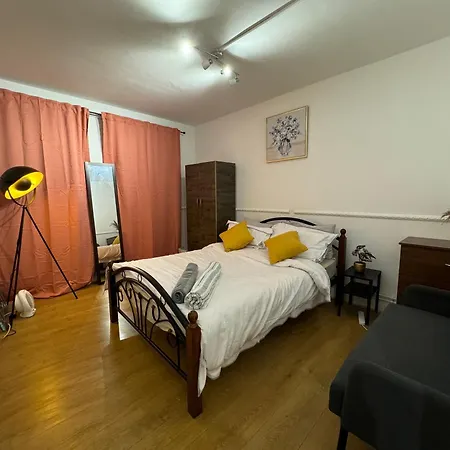 Lovely Spacious 2 Bedroom Flat In Bethnal Green, 3mins Away From Station London