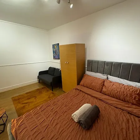 Lovely Spacious 2 Bedroom Flat In Bethnal Green, 3mins Away From Station *