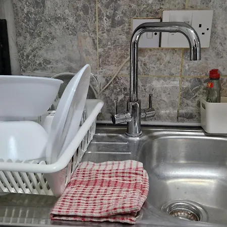 The Cosy Newcourt House, 6-sleeper - 15 Minutes From Zone 1 * London