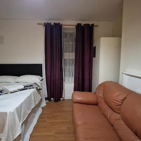 The Cosy Newcourt House, 6-sleeper - 15 Minutes From Zone 1 *