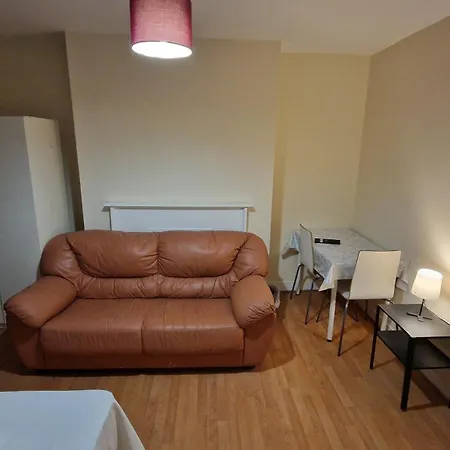 The Cosy Newcourt House, 6-sleeper - 15 Minutes From Zone 1 Apartment *