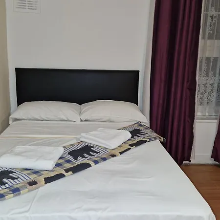 The Cosy Newcourt House, 6-sleeper - 15 Minutes From Zone 1 Apartment