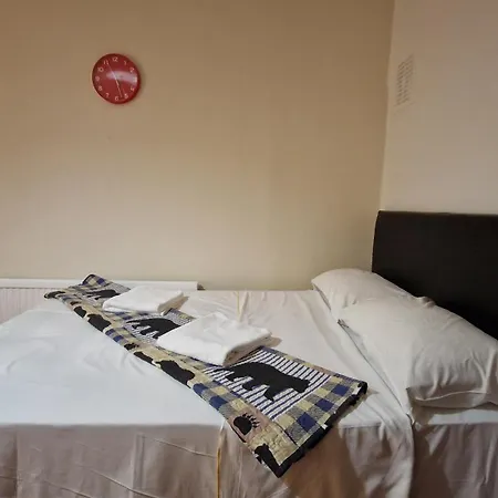 The Cosy Newcourt House, 6-sleeper - 15 Minutes From Zone 1 London