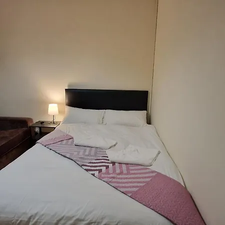 The Cosy Newcourt House, 6-sleeper - 15 Minutes From Zone 1 *
