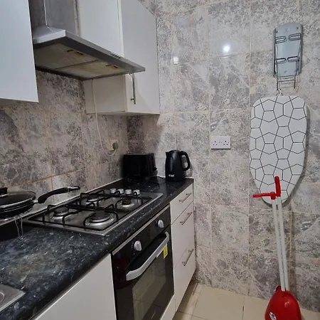 The Cosy Newcourt House, 6-sleeper - 15 Minutes From Zone 1 Apartment