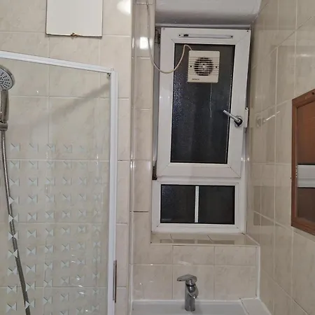 The Cosy Newcourt House, 6-sleeper - 15 Minutes From Zone 1 Apartment *