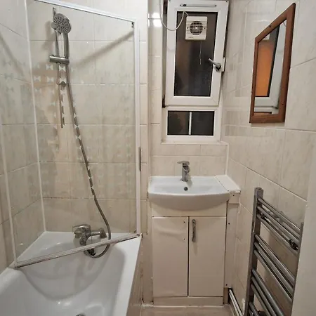 Apartment The Cosy Newcourt House, 6-sleeper - 15 Minutes From Zone 1 London