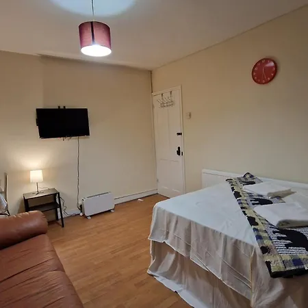 The Cosy Newcourt House, 6-sleeper - 15 Minutes From Zone 1