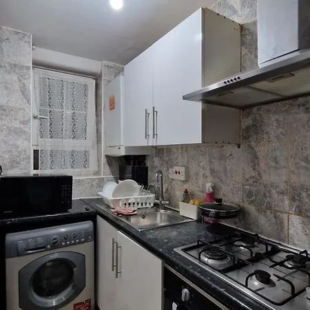 The Cosy Newcourt House, 6-sleeper - 15 Minutes From Zone 1 * London