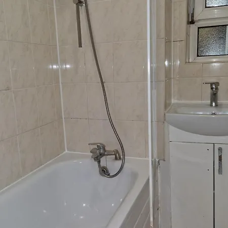 The Cosy Newcourt House, 6-sleeper - 15 Minutes From Zone 1 Apartment London