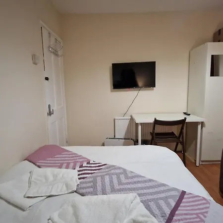 The Cosy Newcourt House, 6-sleeper - 15 Minutes From Zone 1 *