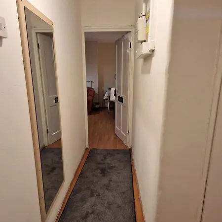 The Cosy Newcourt House, 6-sleeper - 15 Minutes From Zone 1 * London