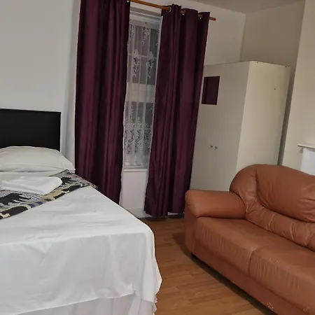 The Cosy Newcourt House, 6-sleeper - 15 Minutes From Zone 1 Apartment *