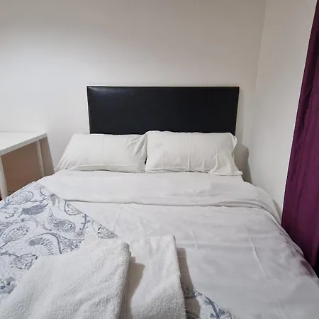 The Cosy Newcourt House, 6-sleeper - 15 Minutes From Zone 1 Apartment *