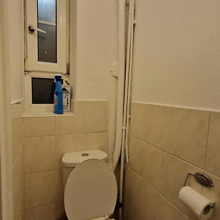 The Cosy Newcourt House, 6-sleeper - 15 Minutes From Zone 1 Apartment *