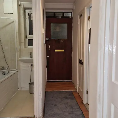 The Cosy Newcourt House, 6-sleeper - 15 Minutes From Zone 1 Apartment London