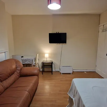 Apartment The Cosy Newcourt House, 6-sleeper - 15 Minutes From Zone 1