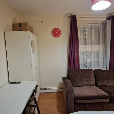 Apartment The Cosy Newcourt House, 6-sleeper - 15 Minutes From Zone 1 London
