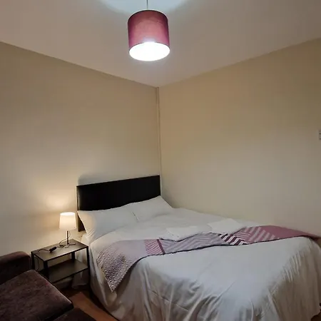 The Cosy Newcourt House, 6-sleeper - 15 Minutes From Zone 1 Apartment *