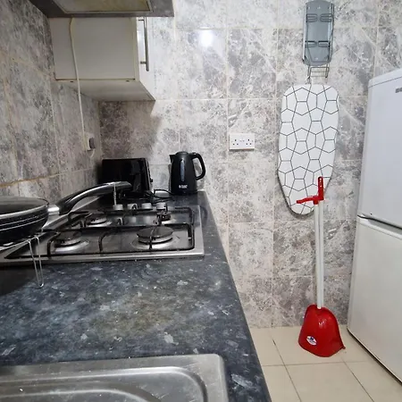 The Cosy Newcourt House, 6-sleeper - 15 Minutes From Zone 1 London