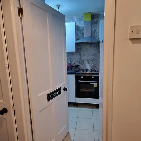 The Cosy Newcourt House, 6-sleeper - 15 Minutes From Zone 1