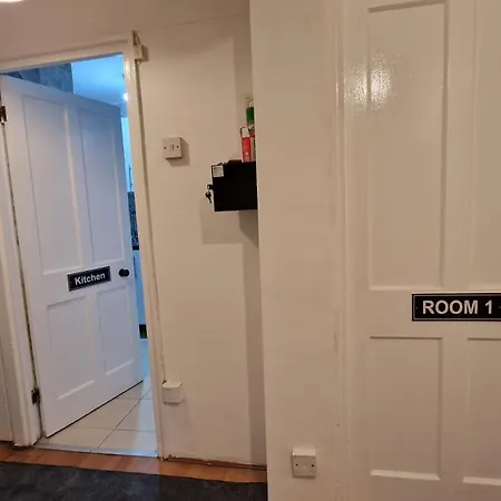 The Cosy Newcourt House, 6-sleeper - 15 Minutes From Zone 1 Apartment