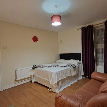 The Cosy Newcourt House, 6-sleeper - 15 Minutes From Zone 1