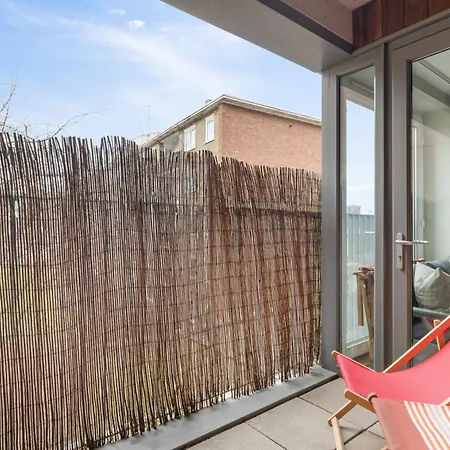 Modern In East End Apartment