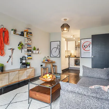 Modern In East End Apartment *