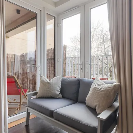 Modern In East End Apartment