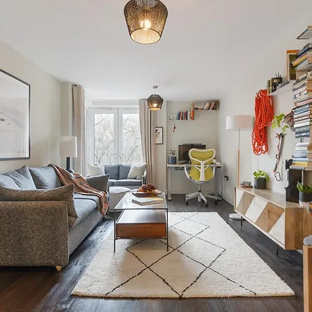 Modern In East End Apartment London
