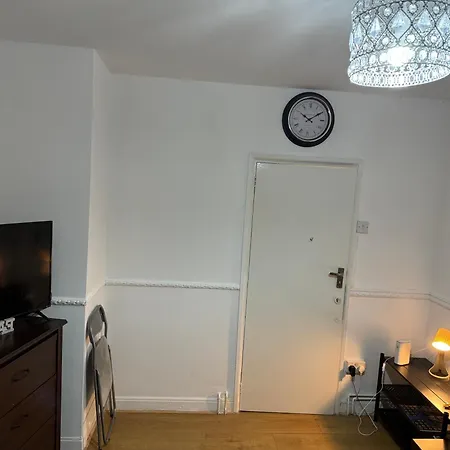 Lovely Spacious 2 Bedroom Flat In Bethnal Green, 3mins Away From Station *