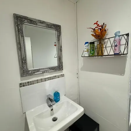 Apartment Lovely Spacious 2 Bedroom Flat In Bethnal Green, 3mins Away From Station London