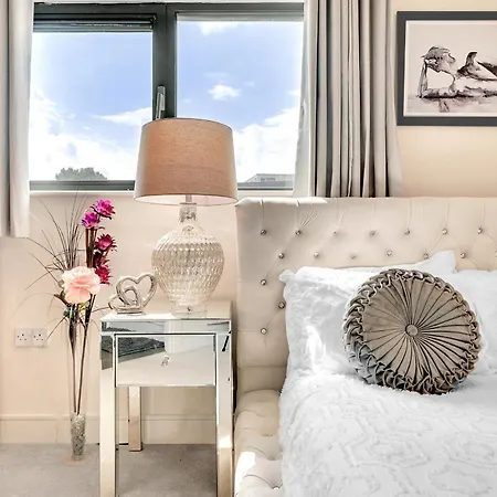 Luxury 2 Bedroom 2 Bathroom - Prime Location In Tower Bridge Bridge Apartment