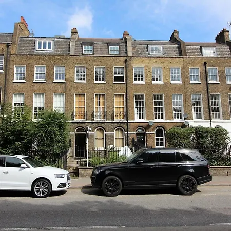 1 Bedroom Chic Flat By Hostarahomes, Sleeps Up To 4, Full Apartment, Location London