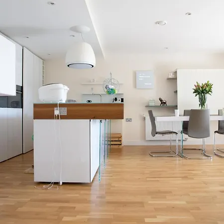 New 3 Bedroom Near Tower Bridge Apartment London