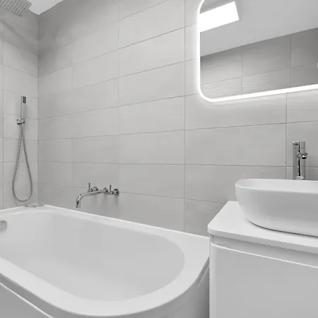Apartman Lovely 4 Bedroom With Outdoor Space *
