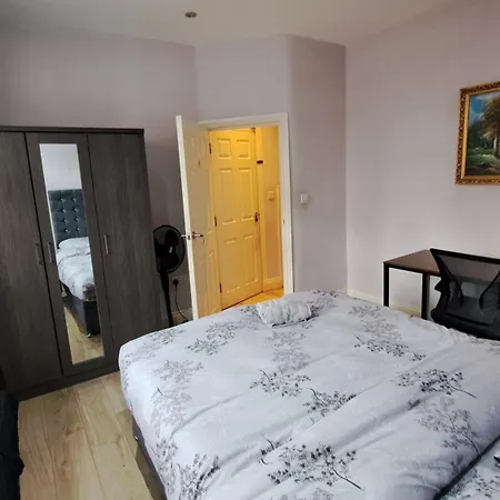 Comfy Fenia Homestay London