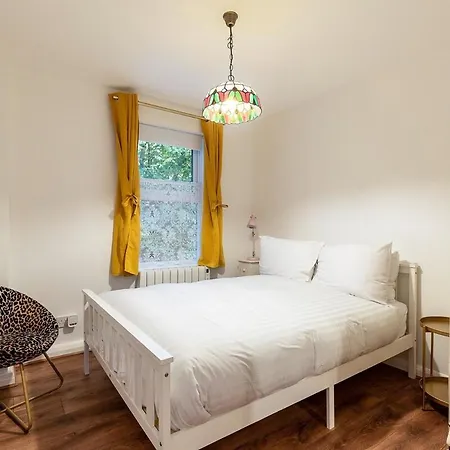 Cosy 1-bed Flat Near Apartment